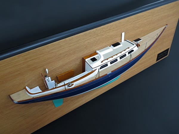 Morris 42 custom half model with deck details